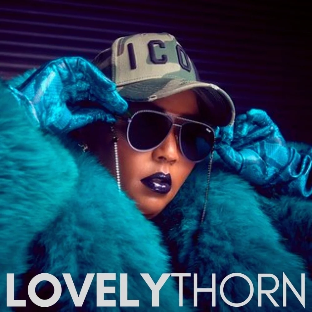 QUAY // ltd ed lizzo luxe rhinestone aviators matte black frame smoke lenses